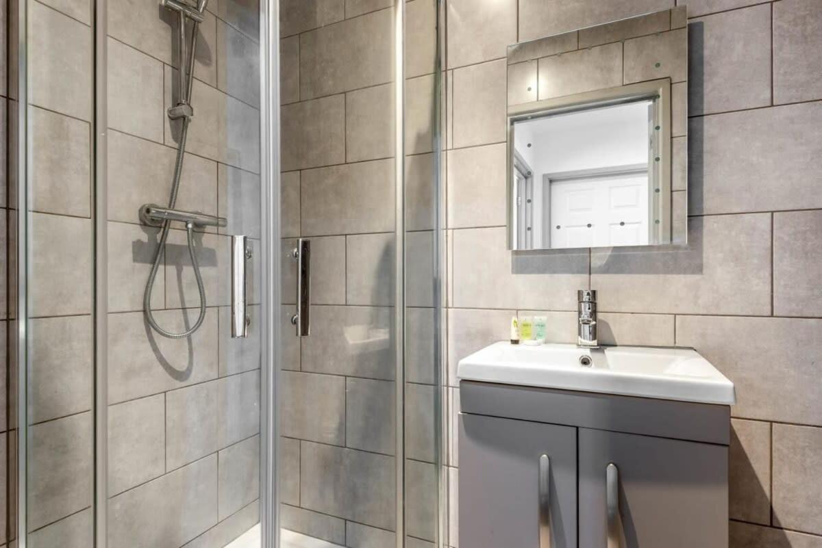 Modern 1 Bed Budget Apartment In Central 哈利法克斯 外观 照片